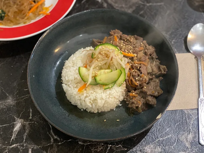 Bulgogi de bœuf mariné servi avec riz blanc et légumes